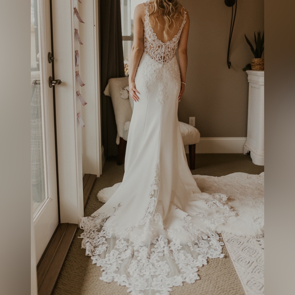 Beautiful wedding dress! Brand is MAGGIE SOTTERO. SIZE US 8. WAIST 26